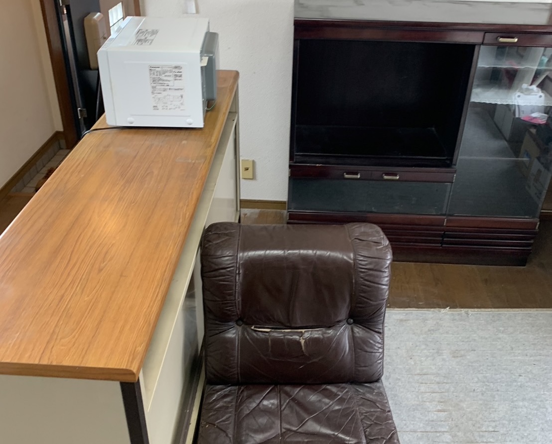 西区庄内通の戸建てで古い食器棚と一人掛けソファを回収