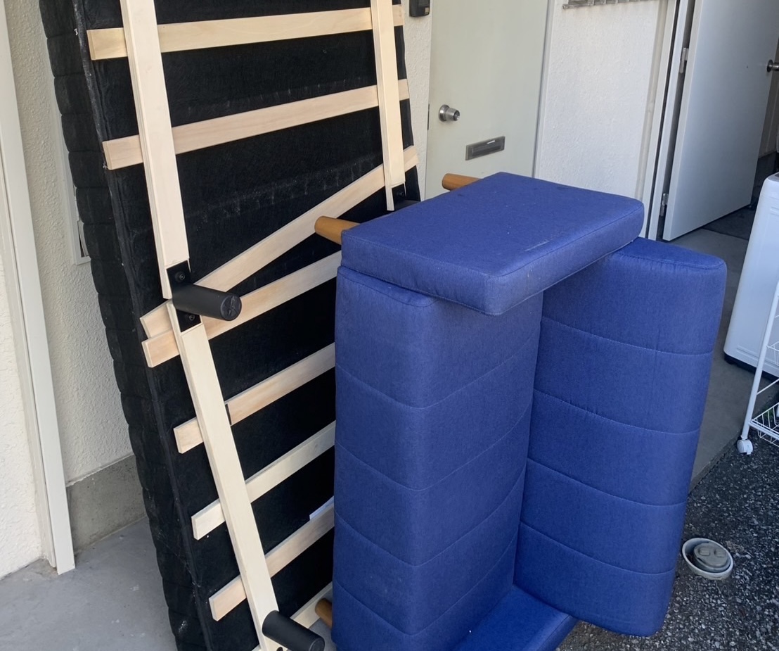 緑区徳重の集合住宅でベッドフレームとクッション材を回収